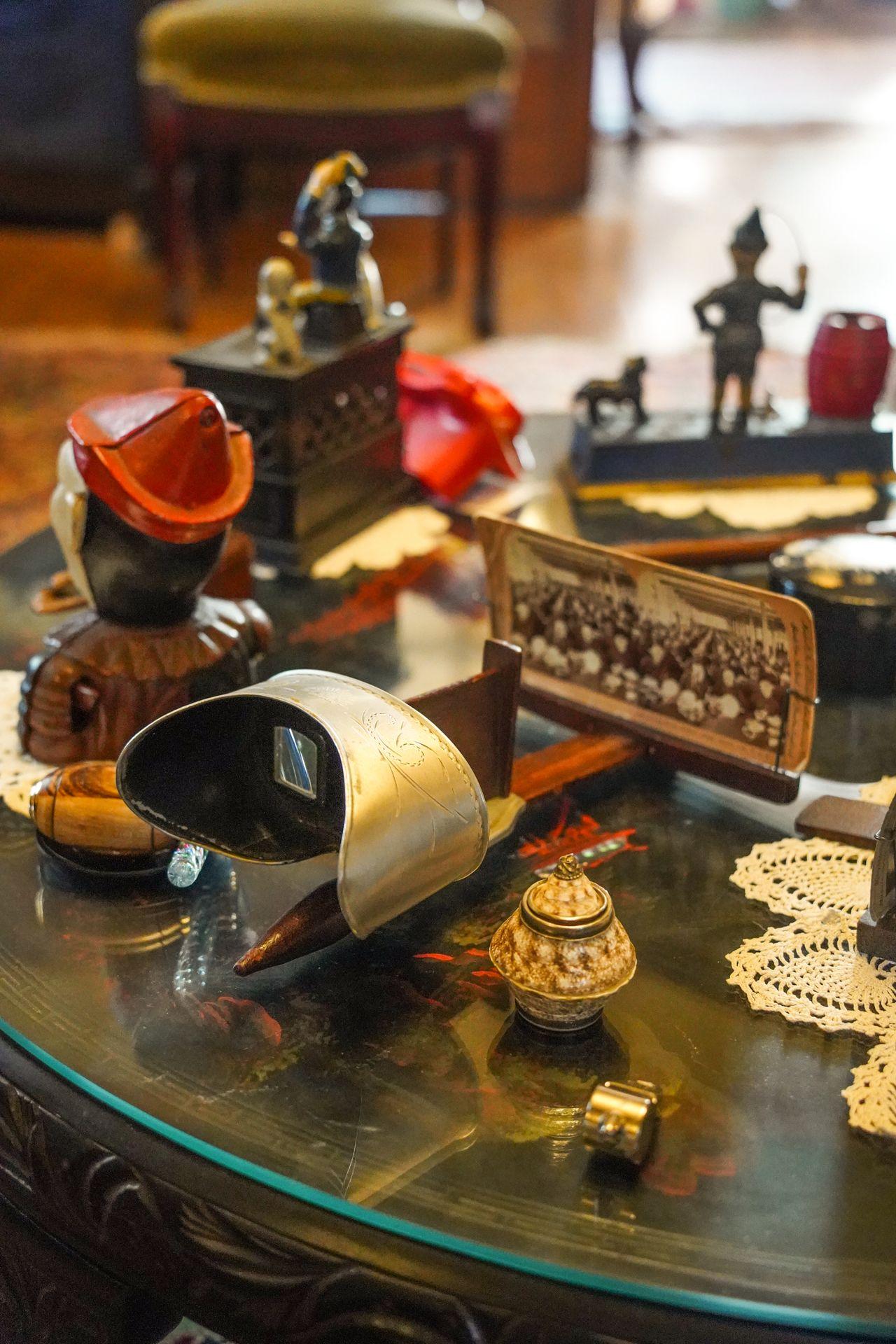 A few vintage items on the table at The Queen Bed & Breakfast. The main items is a vintage stereograph