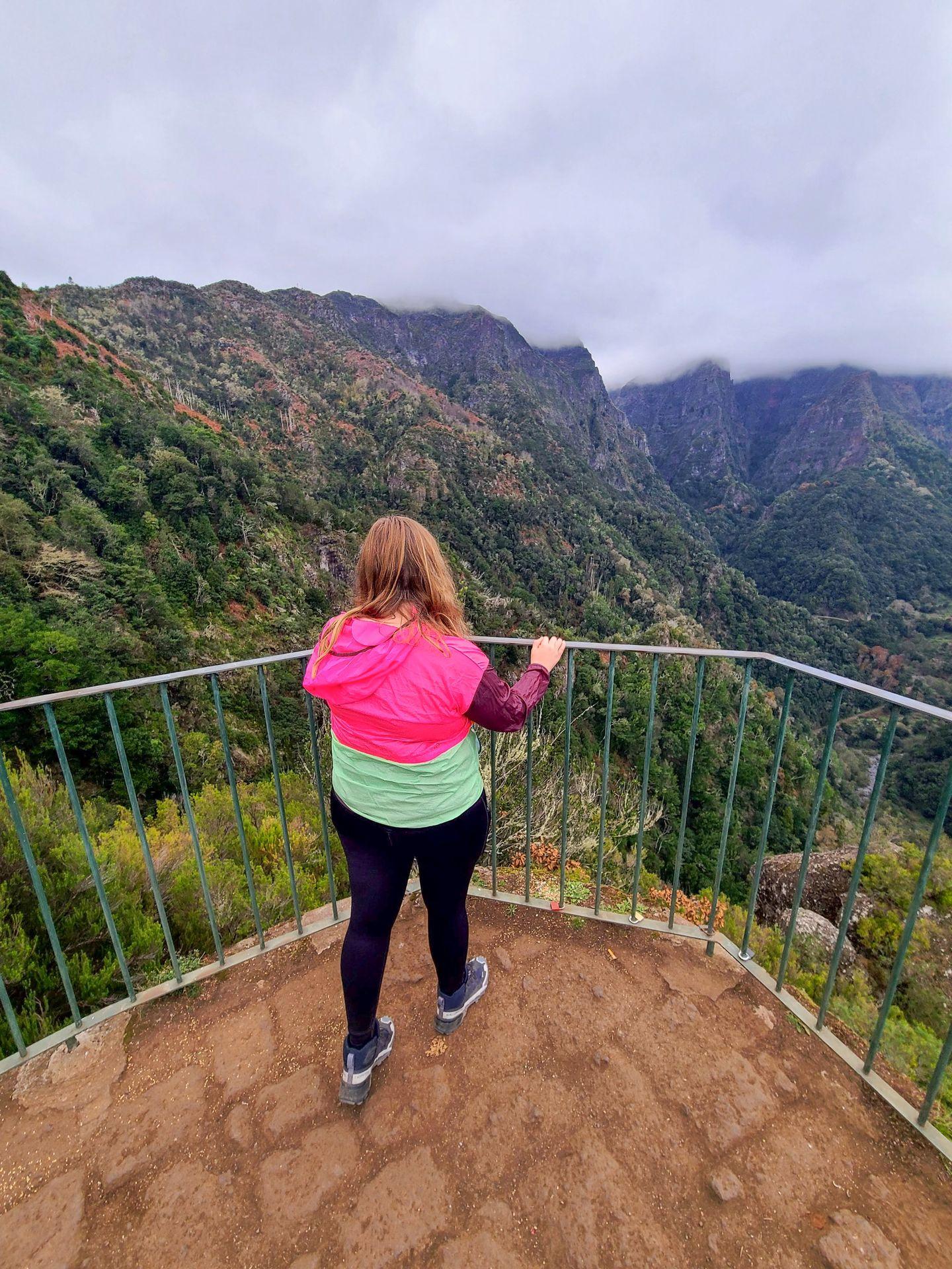 Lydia looking at the view of mountains from the Vereda dos Balcoes trail