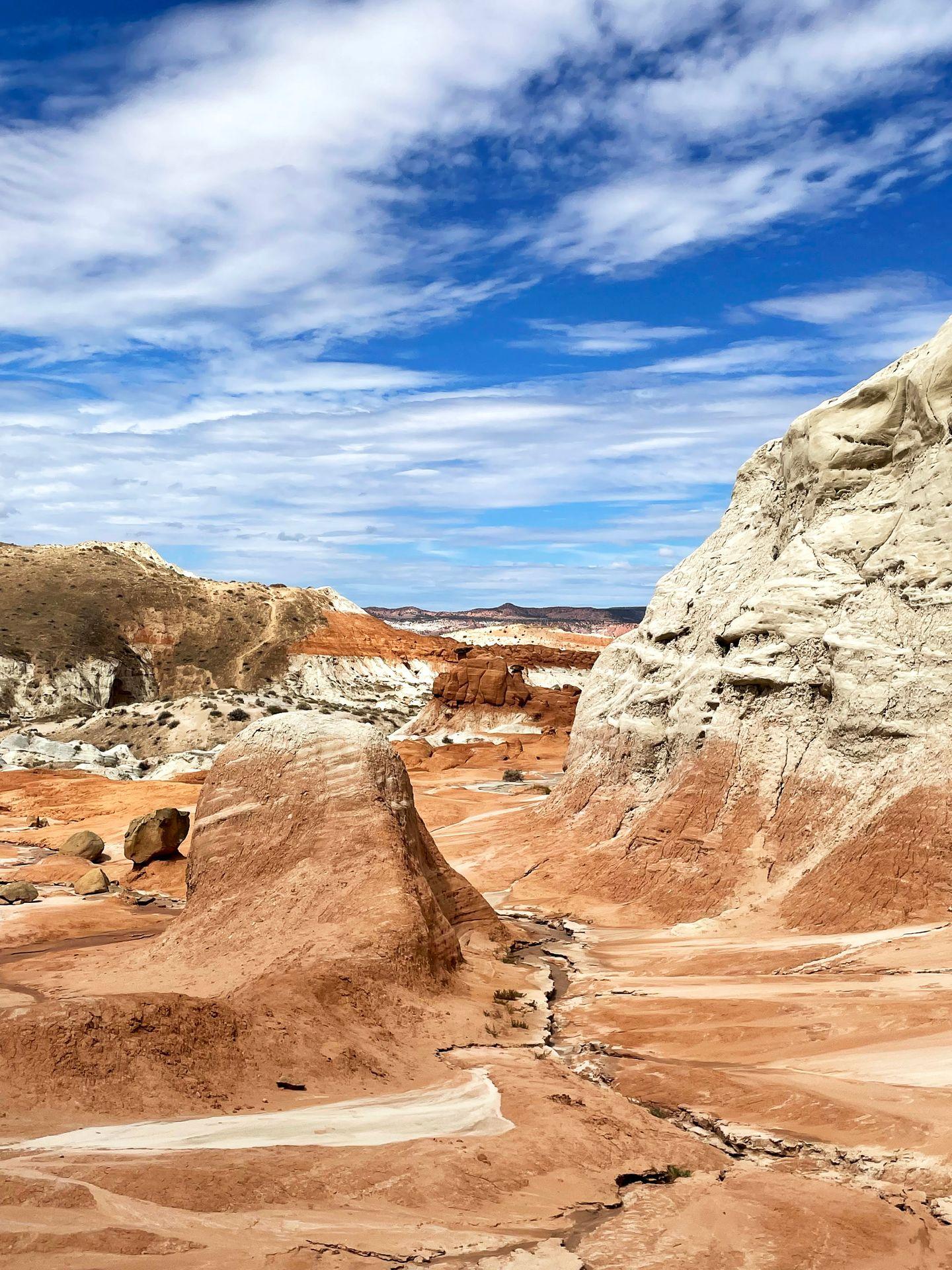 A view of rocks with swirling orange and white colors on the Toadstool Hoodoos hike.