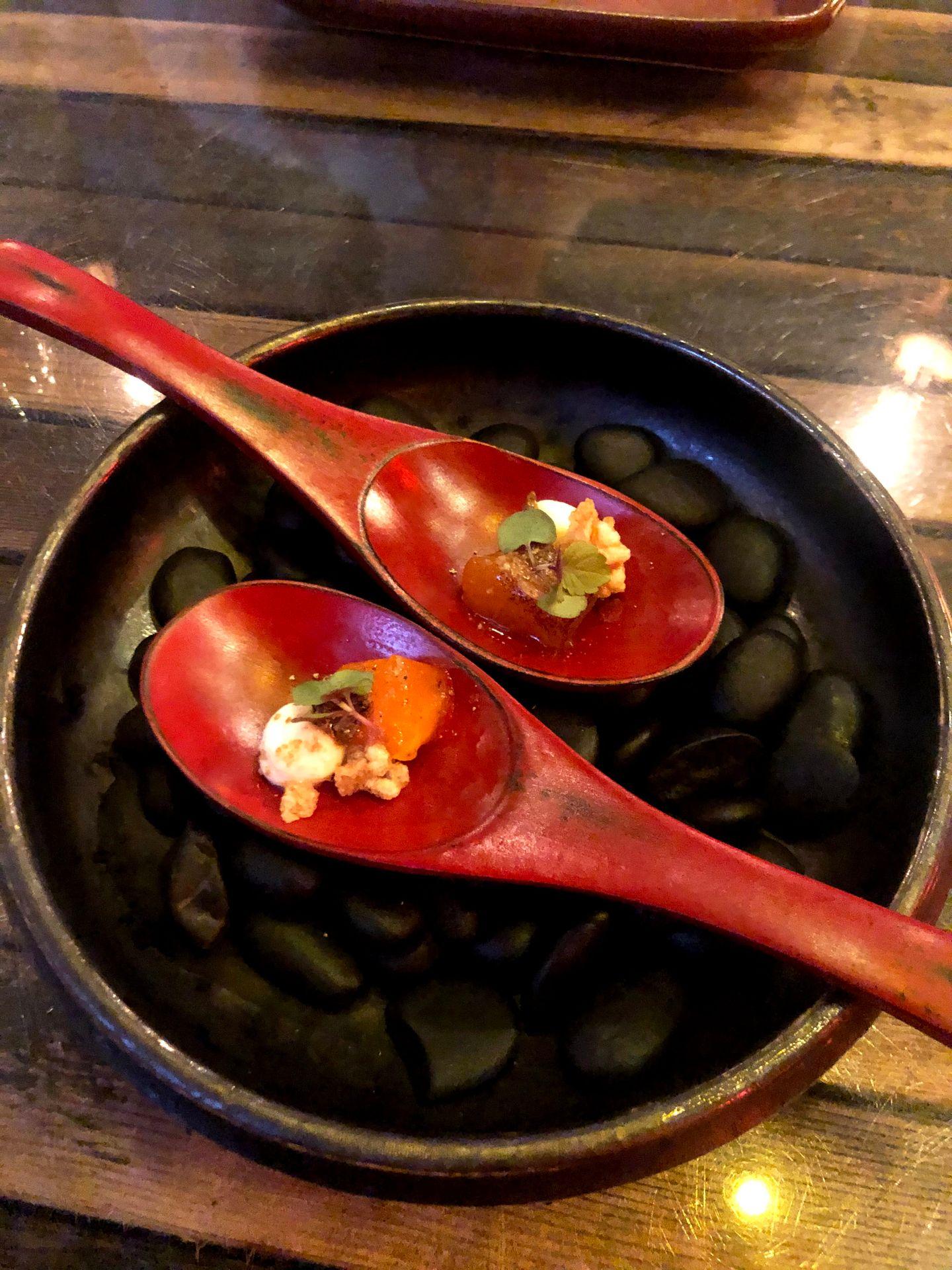 Spoons with small dishes from Kemuri Tatsu-ya