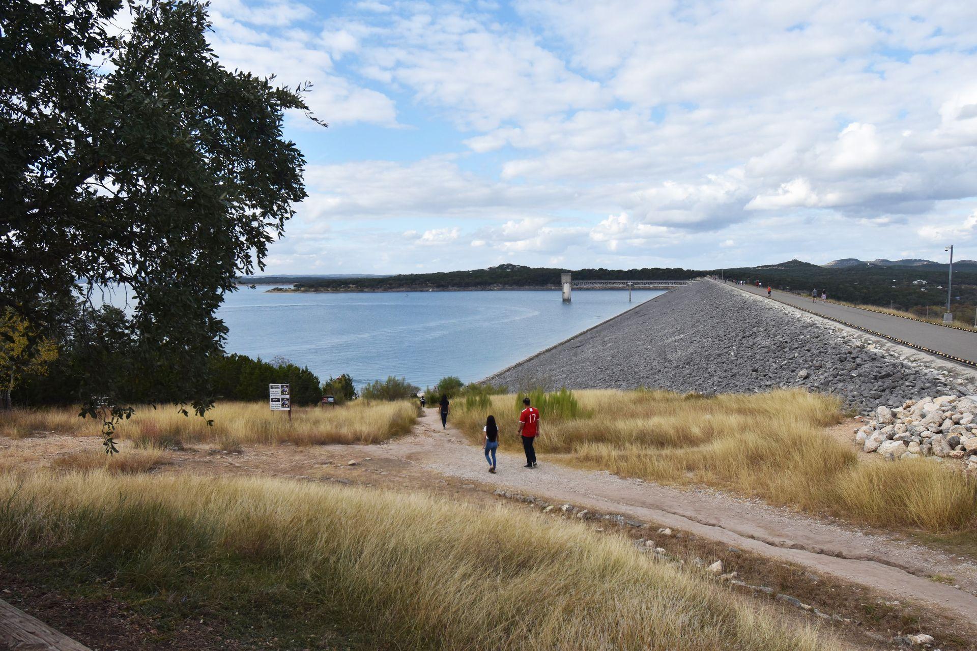People walking down towards Canyon Lake next to the dam at the Canyon Overlook Park.
