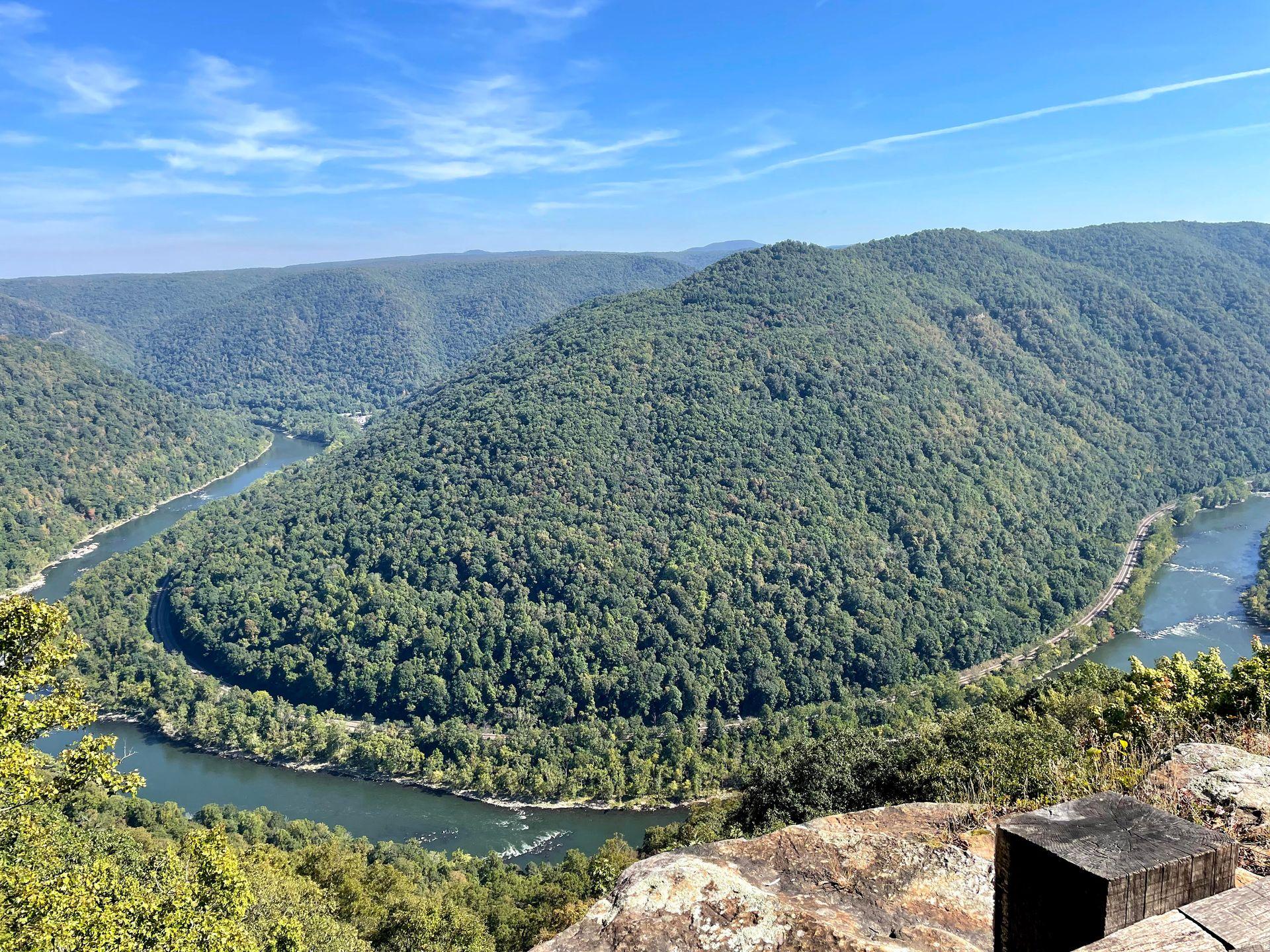 A large bend in the river at the Grandview Main Overlook.
