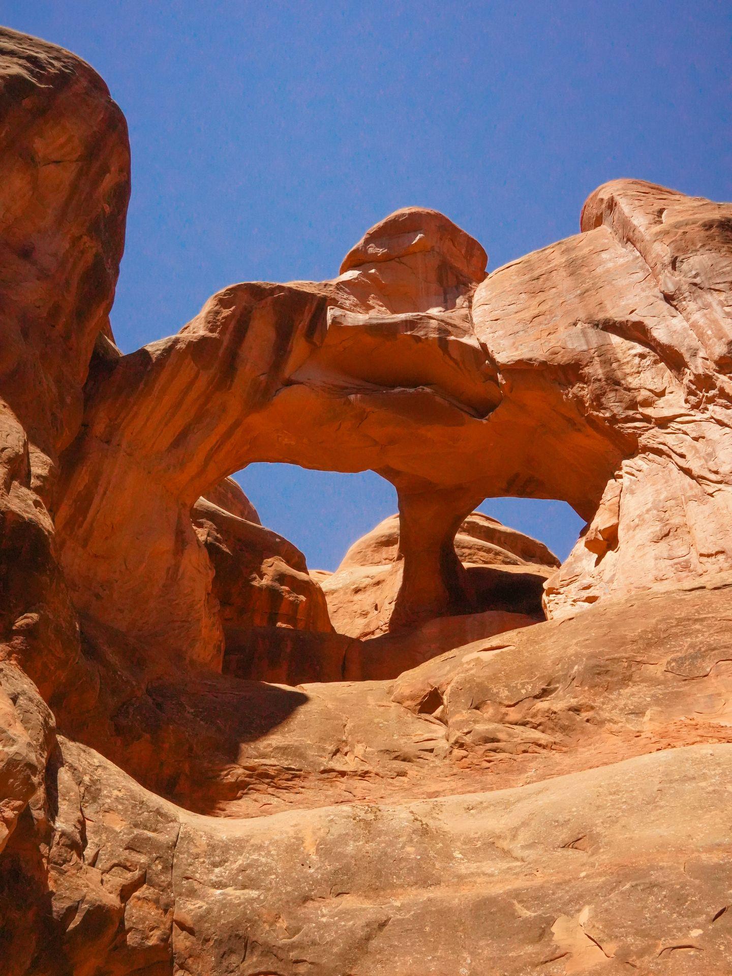 Looking up at the Skull Arch on Fiery Furnace trail