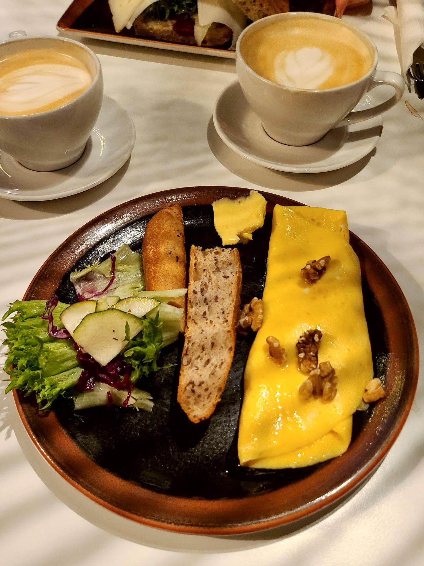 An omelette served with bread and salad from Risø mat og kaffebar