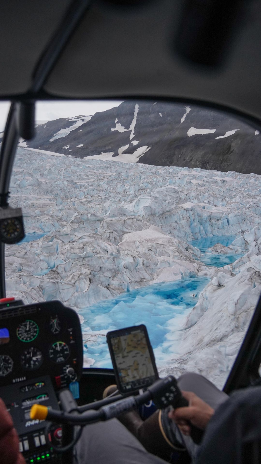 A helicopter ride is an EPIC way to see Alaska! 🚁