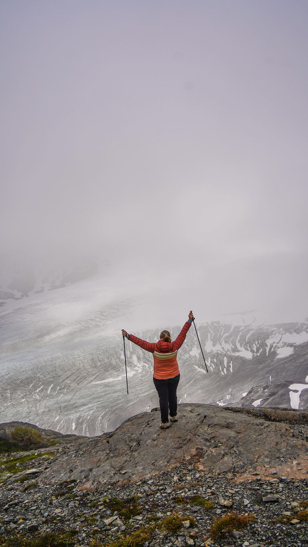 The reality of traveling to Alaska in the summer = a lot of rain, fog and wind 🌬️