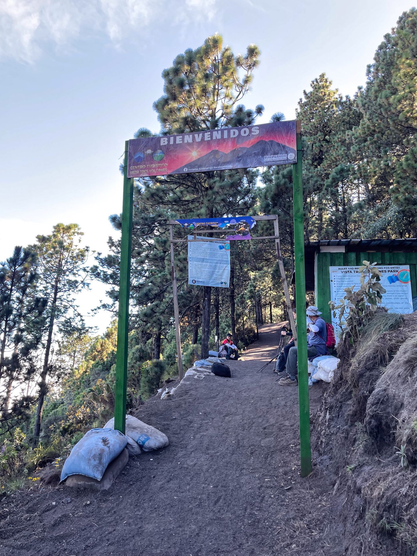 A sign that reads 'bienvenidos' over the trail as you approach the Acatenango camp