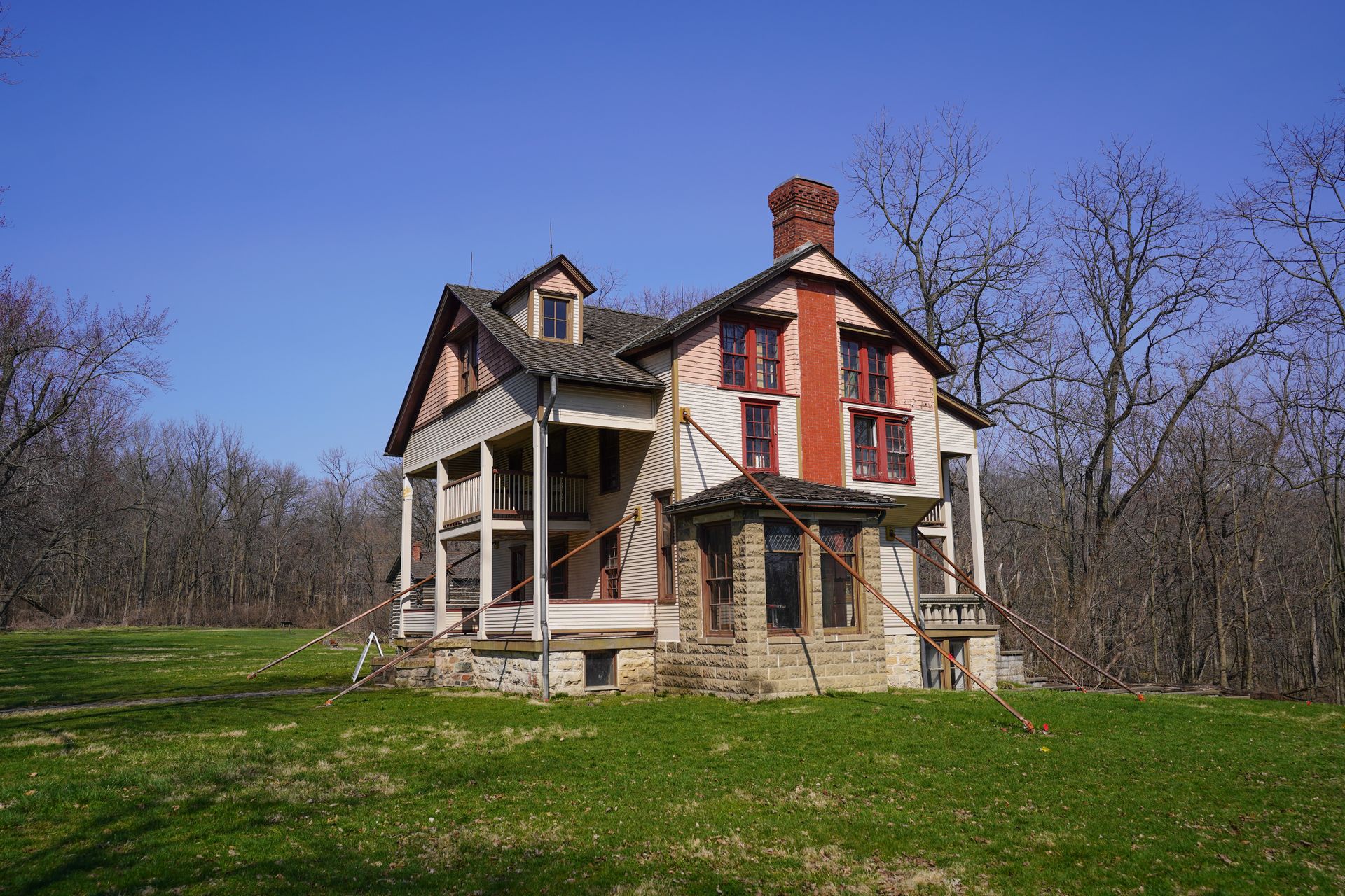 A house made of a mix of bricks and siding in Indiana Dunes National Park