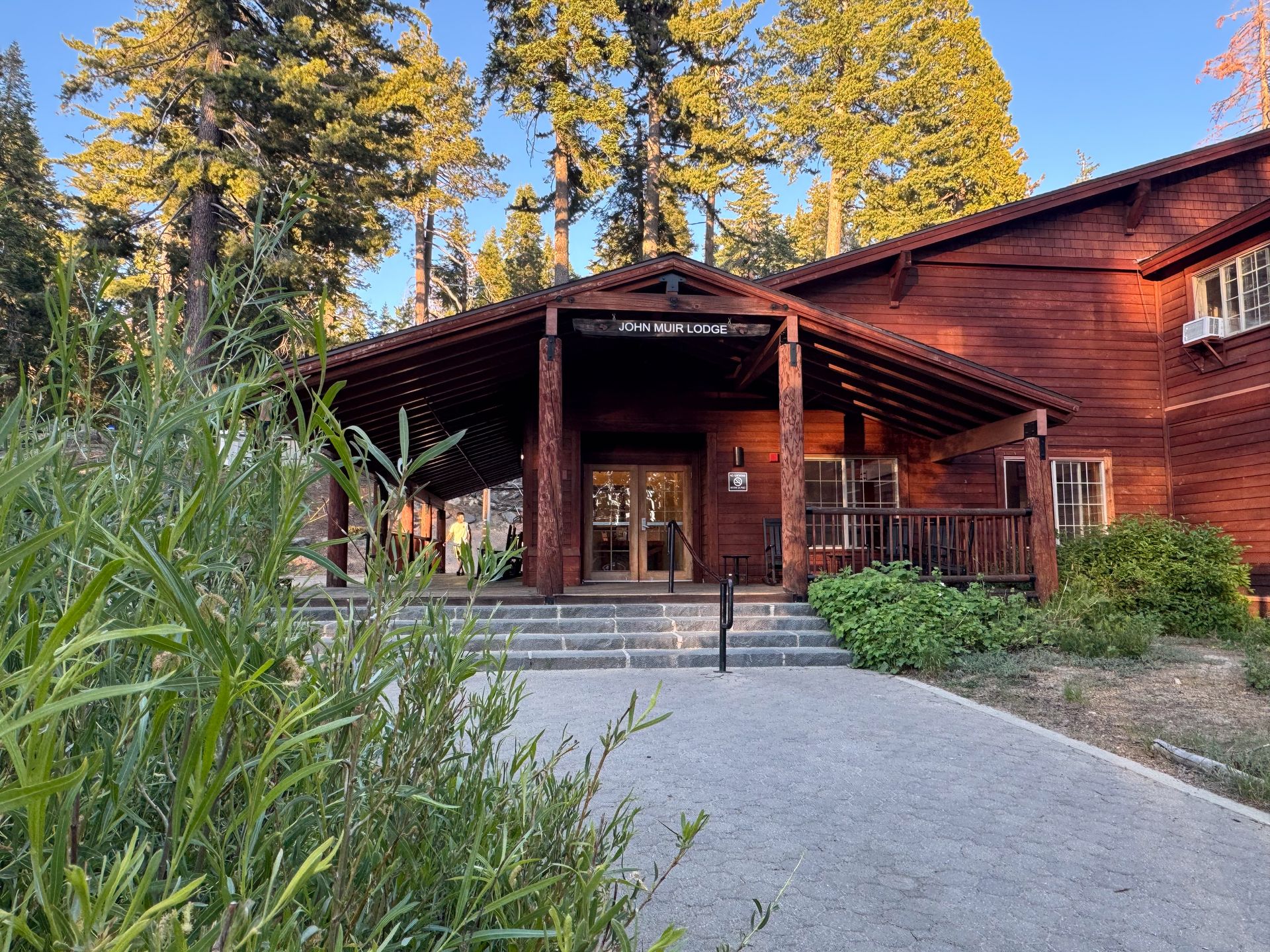 The exterior of John Muir Lodge in Kings Canyon, a park brown building columns made from logs