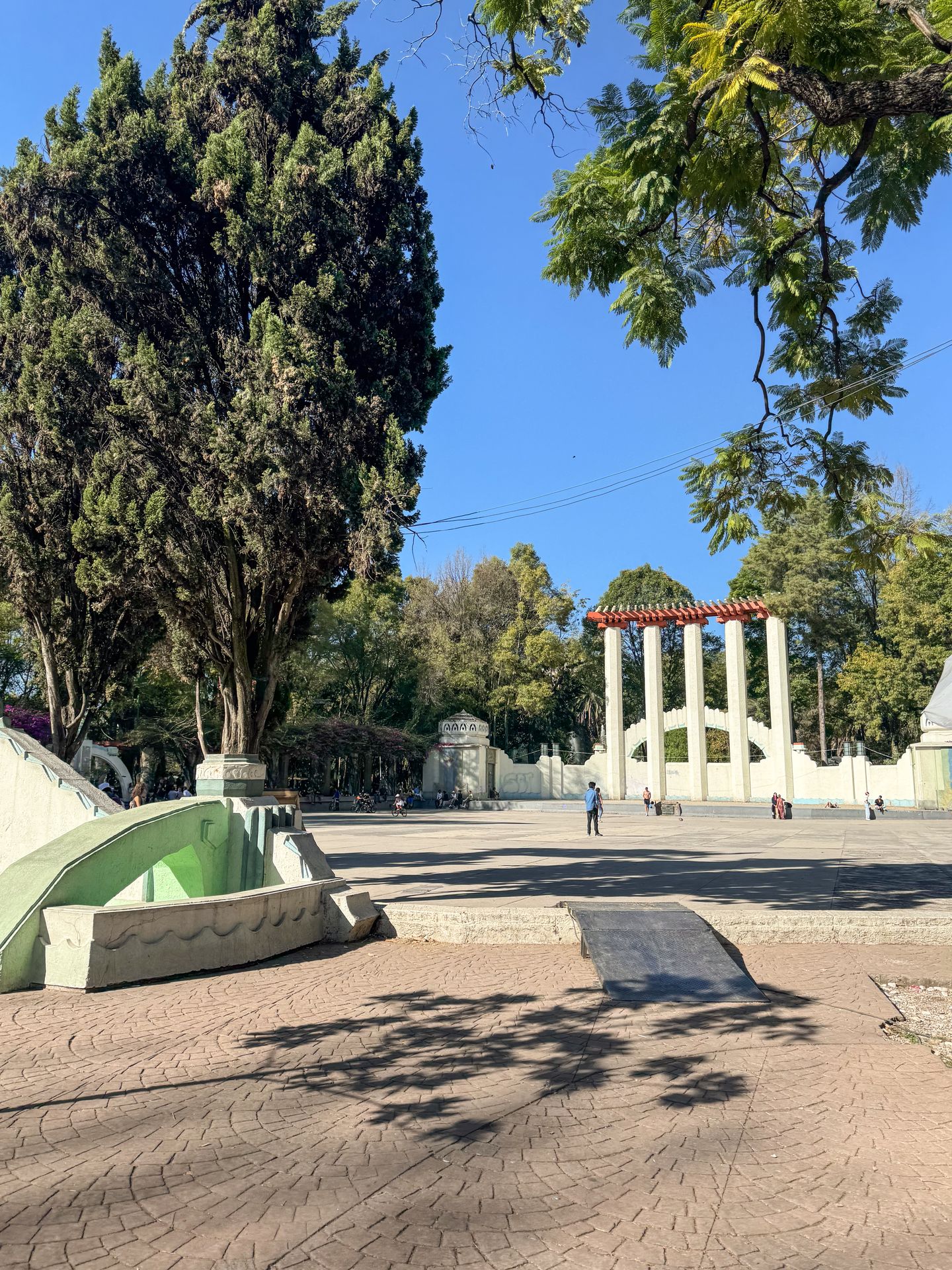 An open space with columns and other art deco style motifs in Parque Mexico