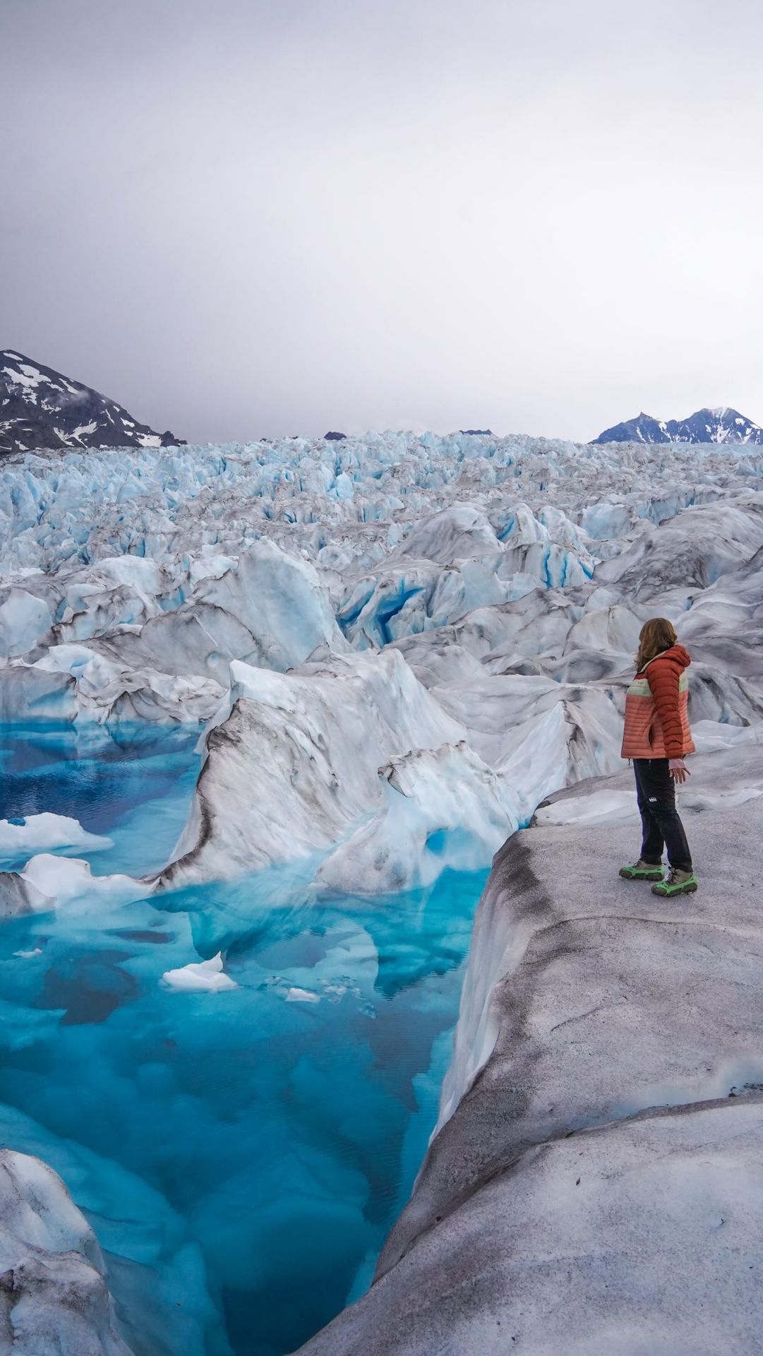 I’m currently exploring Alaska for the 4th time! During this trip, I’m visiting some of the most popular cruise ports without taking a cruise. I’ll show you how to visit without a cruise, and why you might want to spend a little longer than a day in some of these areas. 😊