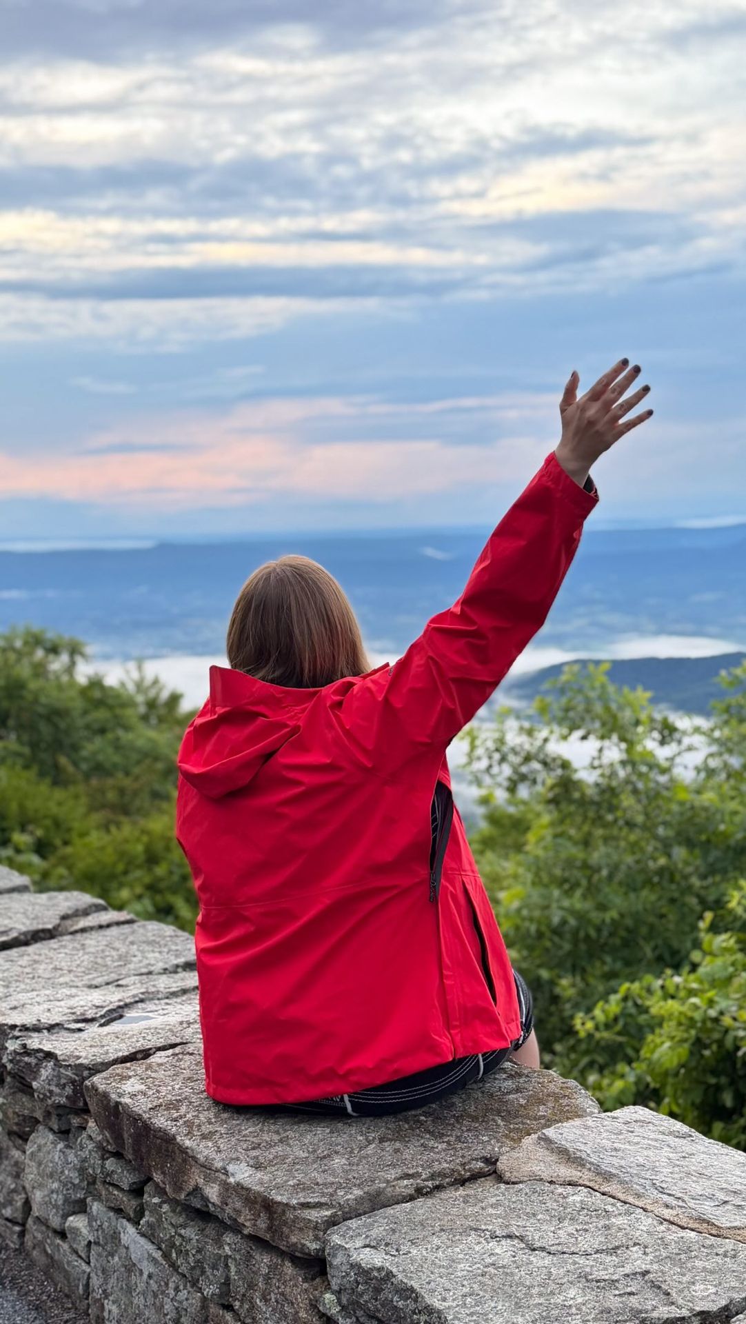 Have you hiked in Shenandoah? There are so many stunning mountain views, and so many waterfalls ⛰️