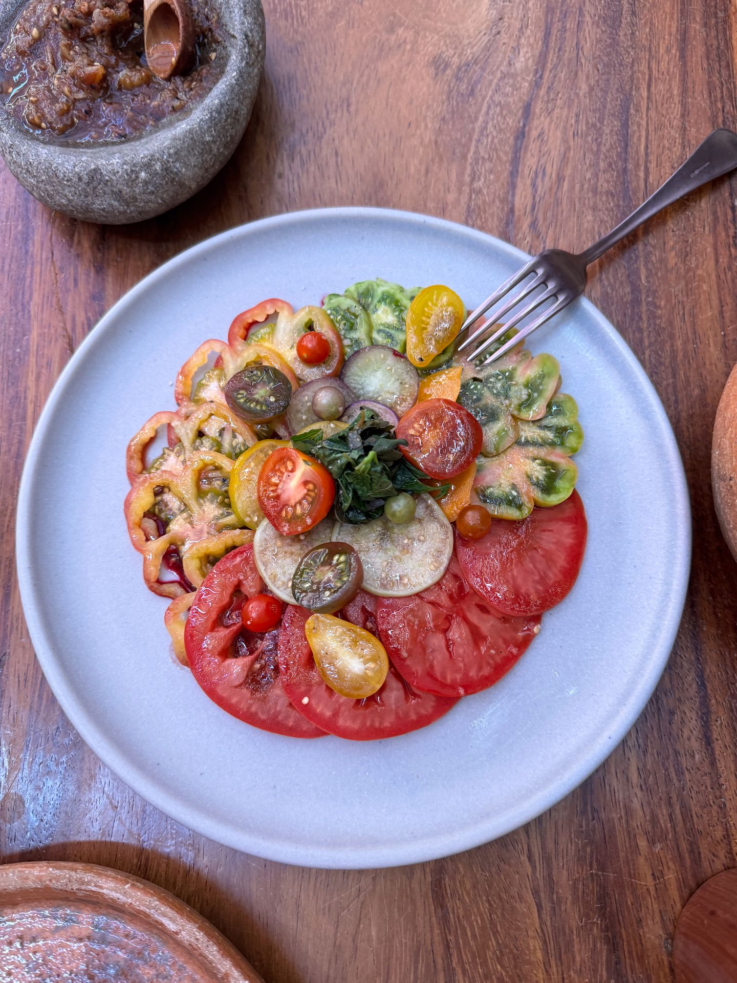A dish with an assortment of different tomatoes from Levadura de Olla Restaurante