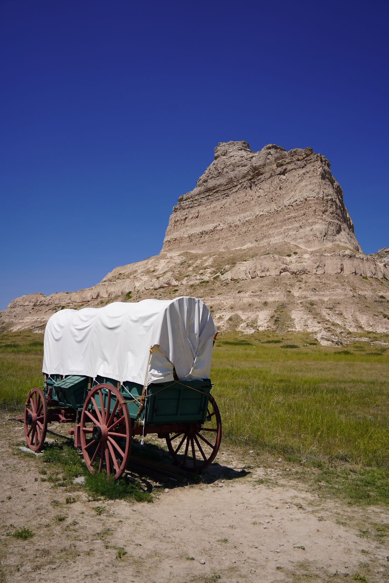 A covered wagon on the historic Oregon Trail in Scotts Bluff National Monument